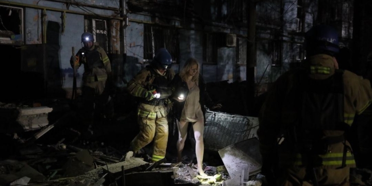 Вночі рашисти вдарили по Запоріжжю – зруйнований 5-поверховий будинок, є загиблі і поранені (ФОТО, ВІДЕО)