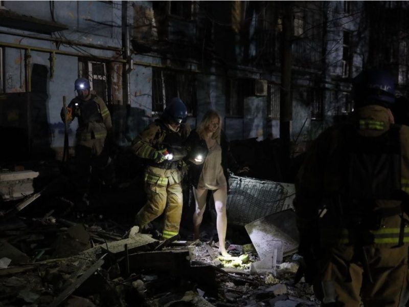 Російський ракетний удар по Запоріжжю: з-під завалів зруйнованої п’ятиповерхівки деблоковані тіла двох загиблих, врятовано 11 людей (ВІДЕО)