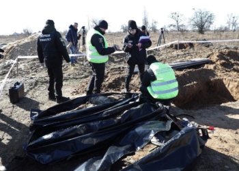 Ще 3 розстріляних рашистами цивільних ексгумували в Бородянці (ВІДЕО)