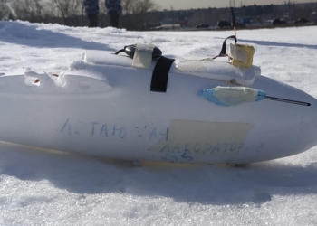 Під Москвою в ЛЕП врізався дрон з написом “Літаюча лабораторі”. Без вибухівки (ФОТО)