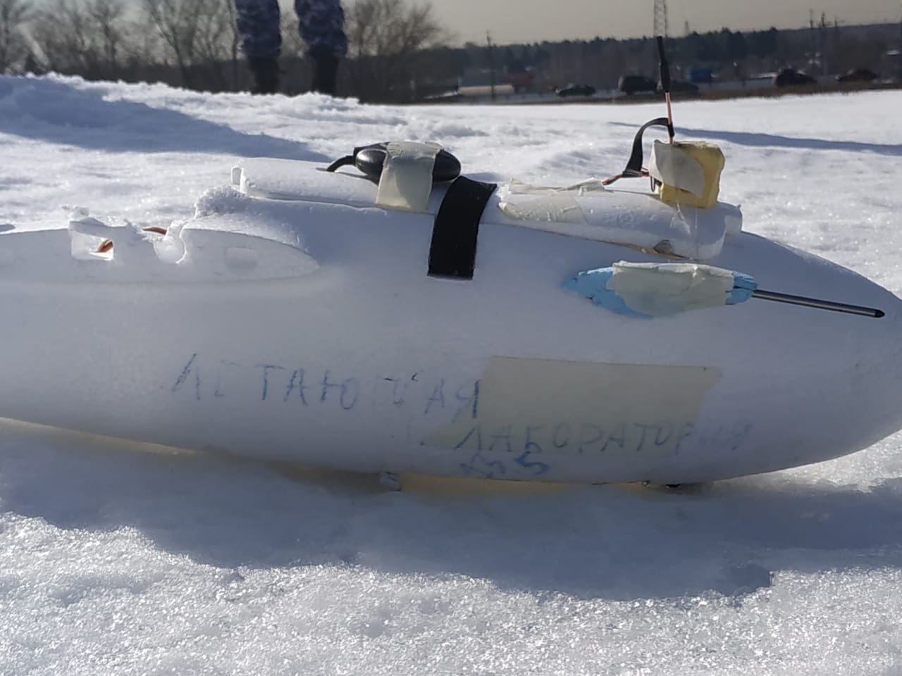 Під Москвою в ЛЕП врізався дрон з написом "Літаюча лабораторі". Без вибухівки (ФОТО) 5