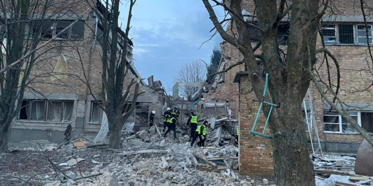 Вночі на Київщині дрон вцілив у гуртожиток – 3 загиблих, 7 поранених (ФОТО)