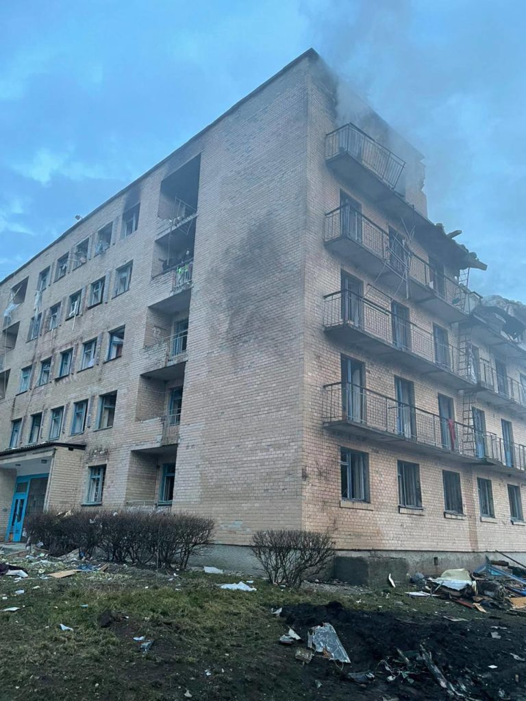 Вночі на Київщині дрон вцілив у гуртожиток - 3 загиблих, 7 поранених (ФОТО) 5