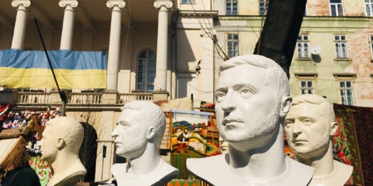 У Львові продають Зеленського. З гіпсу, за 1000 грн. (ФОТО)