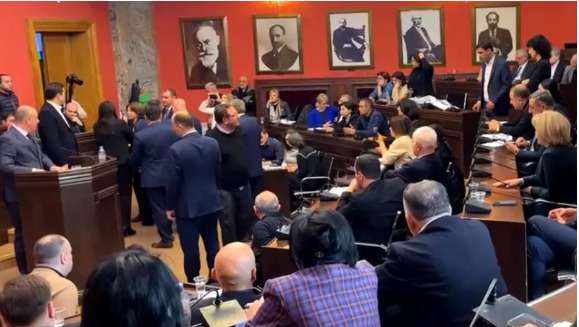 В Грузії акція протесту через закон про іноагентів, в парламенті побились депутати (ФОТО, ВІДЕО)