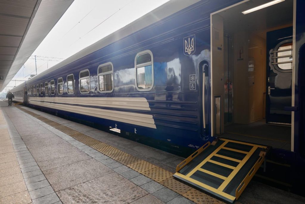 Укрзалізниця прийняла 100 нових пасажирських вагонів, замовлених ще у 2021 році (ФОТО) 16