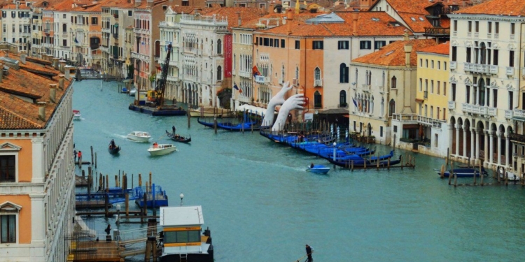 Влада Венеції шукає двох ідіотів – один стрибнув з даху в канал, інший зняв це на відео (ВІДЕО)