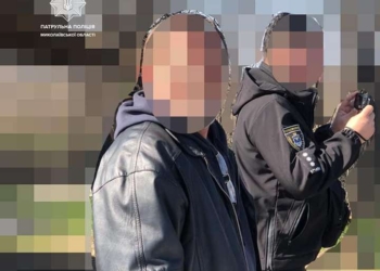 В Миколаєві патрульні затримали чоловіка з підробним реєстраційним документом на автівку, в якій ще й «перебитий» номер кузову (ФОТО)