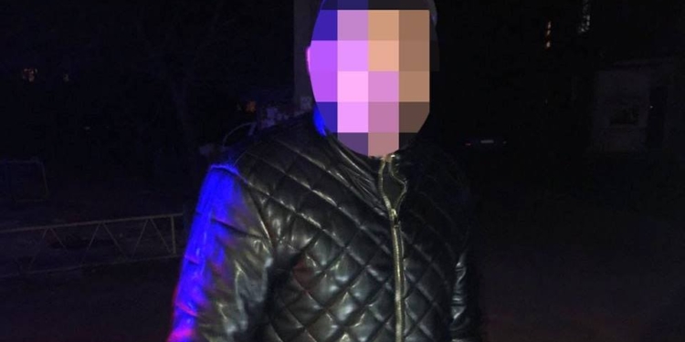 В Миколаєві сильно п’яний чоловік намагався вкрасти автівку – його «пов’язали» і передали поліції звичайні люди (ФОТО)
