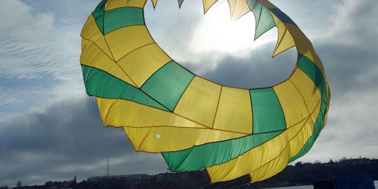 В Миколаєві на «Стрілці» повітряні змії зловили вітер (ФОТО)