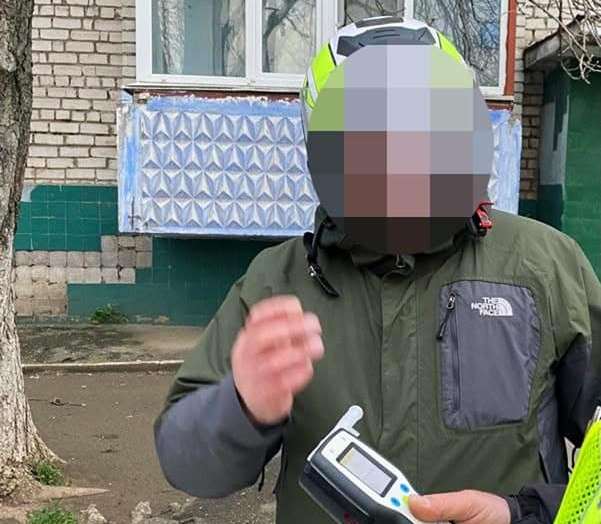 В Миколаєві патрульні виявили чергового водія напідпитку – рівень алкоголю в крові в 6 разів перевищив норму (ФОТО) 7