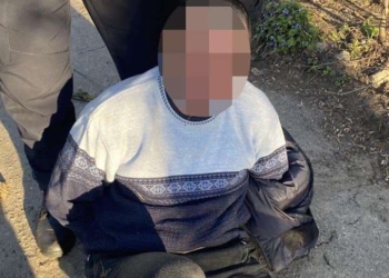В Миколаєві чоловік ножем погрожував патрульним. А ще у нього була граната (ФОТО)