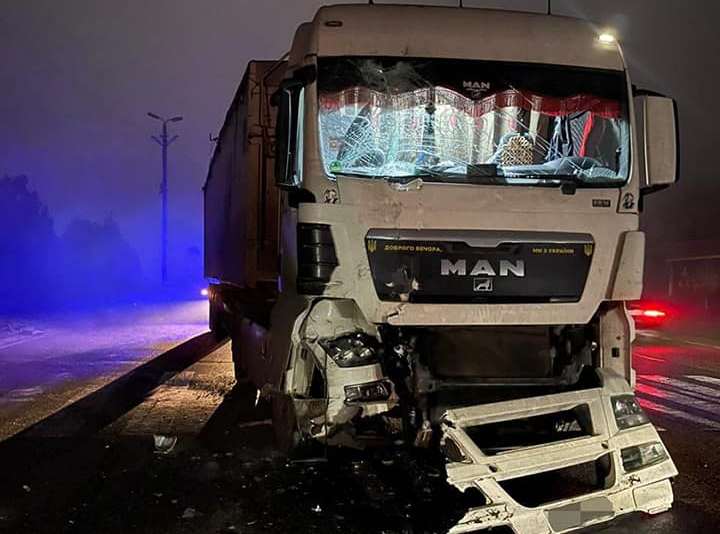 На трасі Миколаїв-Одеса зіткнулись дві вантажівки (ФОТО)