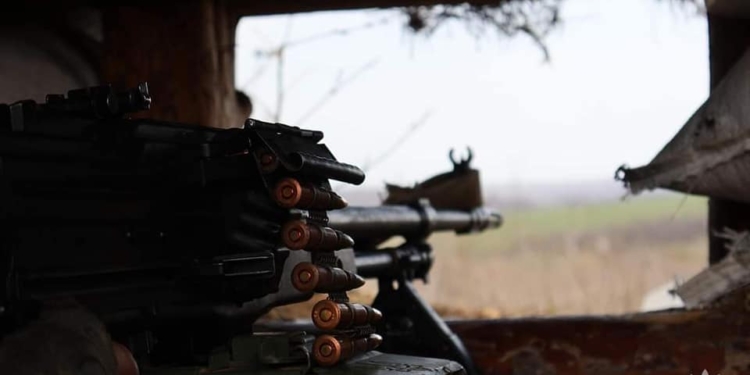 Ворог продовжує штурмувати Бахмут,  наші захисники мужньо тримають місто, –  Генштаб