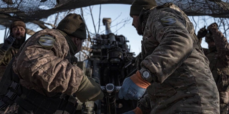 Ворог продовжує штурмувати Бахмут, але наші тримають місто, – Генштаб