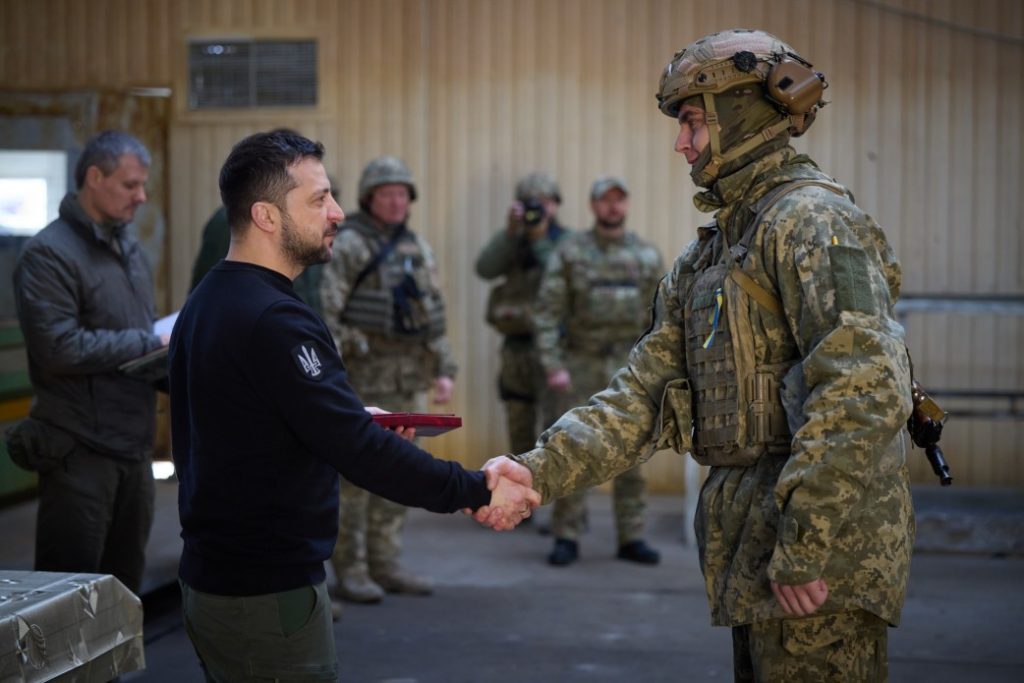 Зеленський відвідав передові позиції українських захисників у Авдіївці (ФОТО, ВІДЕО) 20