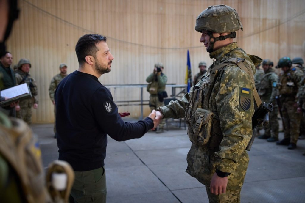 Зеленський відвідав передові позиції українських захисників у Авдіївці (ФОТО, ВІДЕО) 22