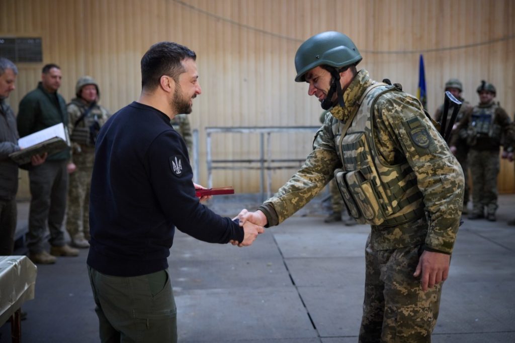 Зеленський відвідав передові позиції українських захисників у Авдіївці (ФОТО, ВІДЕО) 24