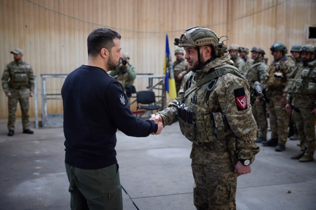 Зеленський відвідав передові позиції українських захисників у Авдіївці (ФОТО, ВІДЕО) 28