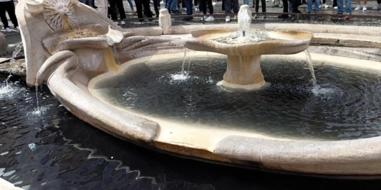 В Римі екоактивісти сплюндрували один з найвідоміших фонтанів (ФОТО)