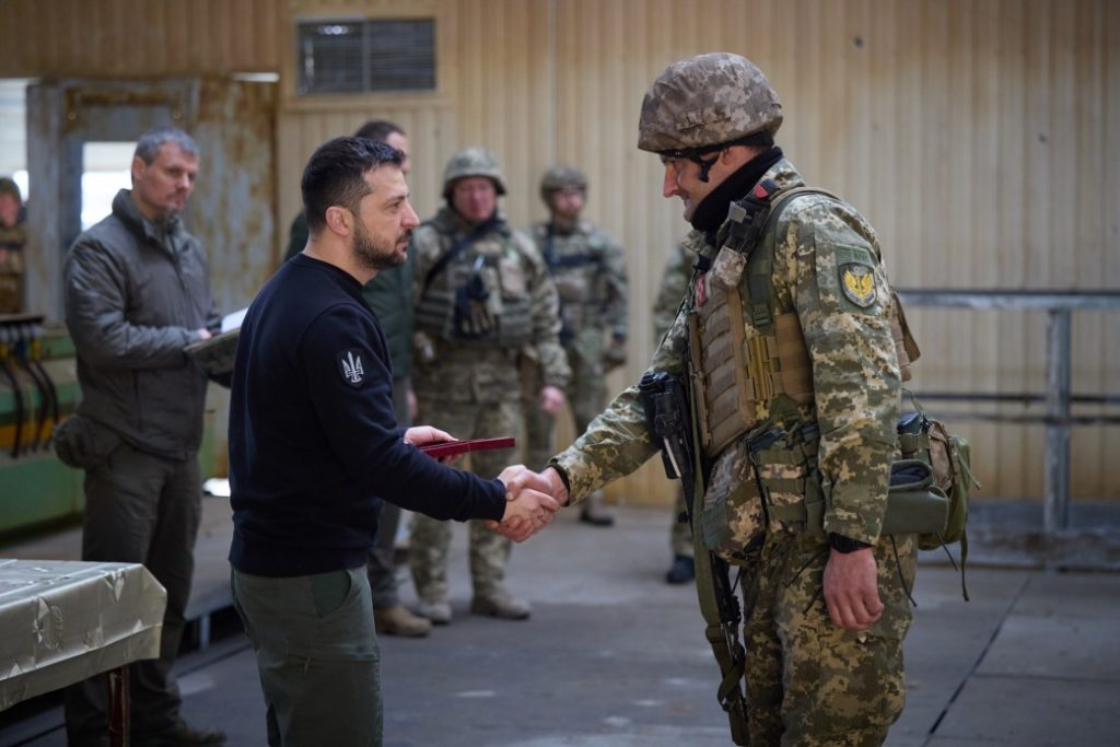 Зеленський відвідав передові позиції українських захисників у Авдіївці (ФОТО, ВІДЕО) 32