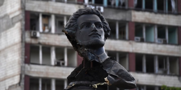 Російські окупанти у Маріуполі демонтували пам’ятник Куїнджі, якого американський музей мистецтв нарешті визнав українцем (ВІДЕО)