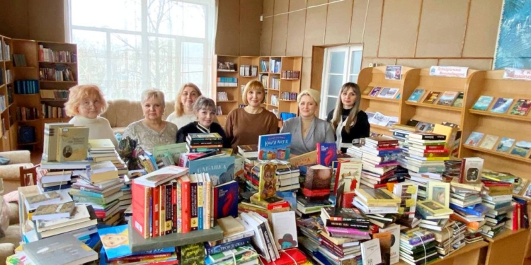 Снігурівській бібліотеці на Миколаївщині передали понад 1 тисячу книг – їх розподілять серед інших бібліотек громади (ФОТО)