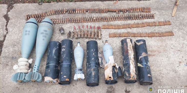 На Миколаївщині мешканці села здали поліцейському офіцеру громади знайдені гранати, сигнальну ракету, міни та набої (ФОТО)