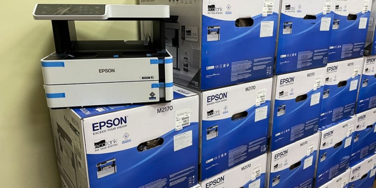 Хоч би ця не зникла. USAID Україна передало Миколаївській міськраді офісну та побутову техніку (ФОТО)