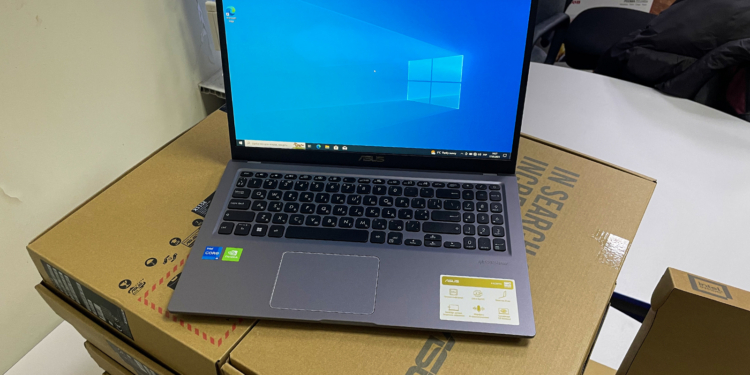 Щастить, коли є кому поповнювати втрачене: міжнародні партнери передали ноутбуки для органів місцевого самоврядування Миколаєва (ФОТО)