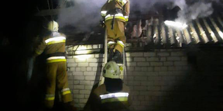 Вночі в Веселинове на ходу загорілась автівка, а в Миколаєві – гараж