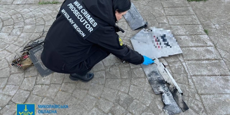 Миколаївська обласна прокуратура показала наслідки нічного обстрілу Снігурівської громади дронами-камікадзе (ФОТО)