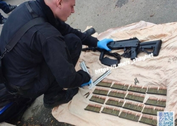 За АК з 240 набоями просив $1,8 тис.: на Миколаївщині молодик торгував російською зброєю, яку знаходив на колишніх позиціях окупантів (ФОТО)