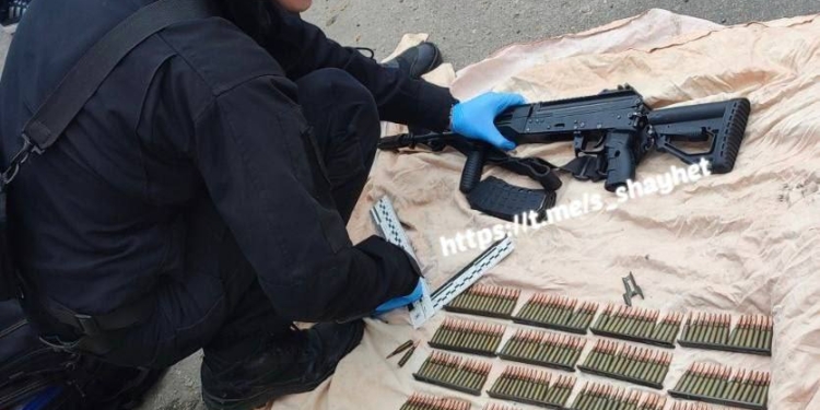 За АК з 240 набоями просив $1,8 тис.: на Миколаївщині молодик торгував російською зброєю, яку знаходив на колишніх позиціях окупантів (ФОТО)