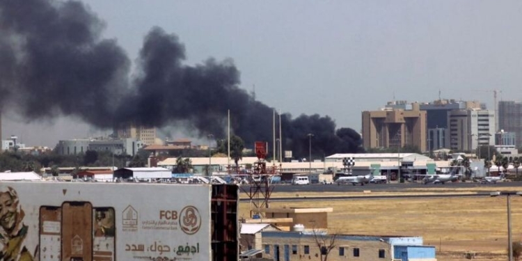 З Судану розпочалась евакуація дипломатів та іноземних громадян