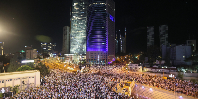 Протести проти судової реформи в Ізраїлі не вщухають: вчора у Тель—Авіві на демонстрацію вийшло 110 тисяч людей (ФОТО)