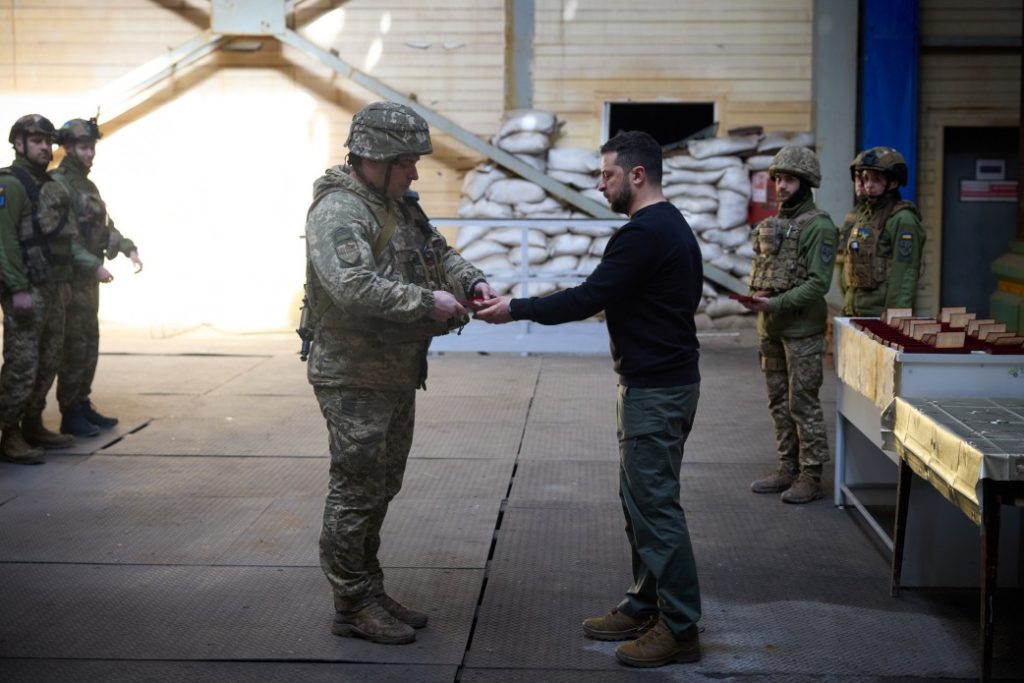 Зеленський відвідав передові позиції українських захисників у Авдіївці (ФОТО, ВІДЕО) 8