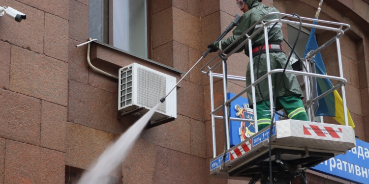 У Миколаєві відома компанія вимиє будівлю міськради та Соборну площу (ФОТО)