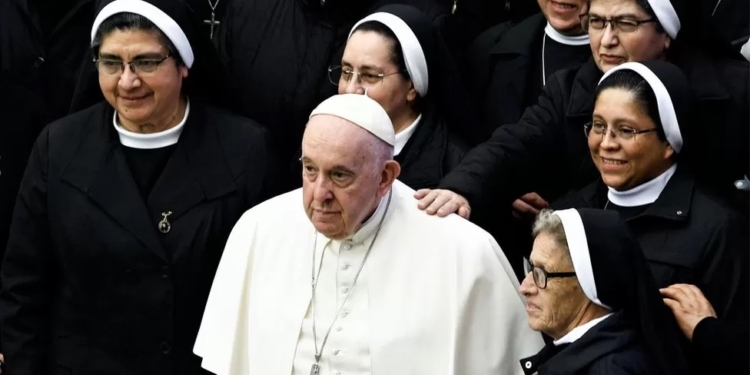 Папа Римський вперше в історії Католицької церкви дозволив жінкам голосувати на зустрічі єпископів