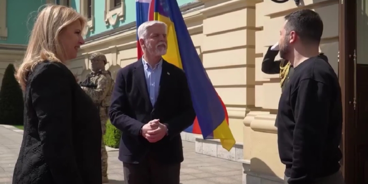 Президент України зустрівся з президентами Чеської Республіки і Словаччини (ВІДЕО)