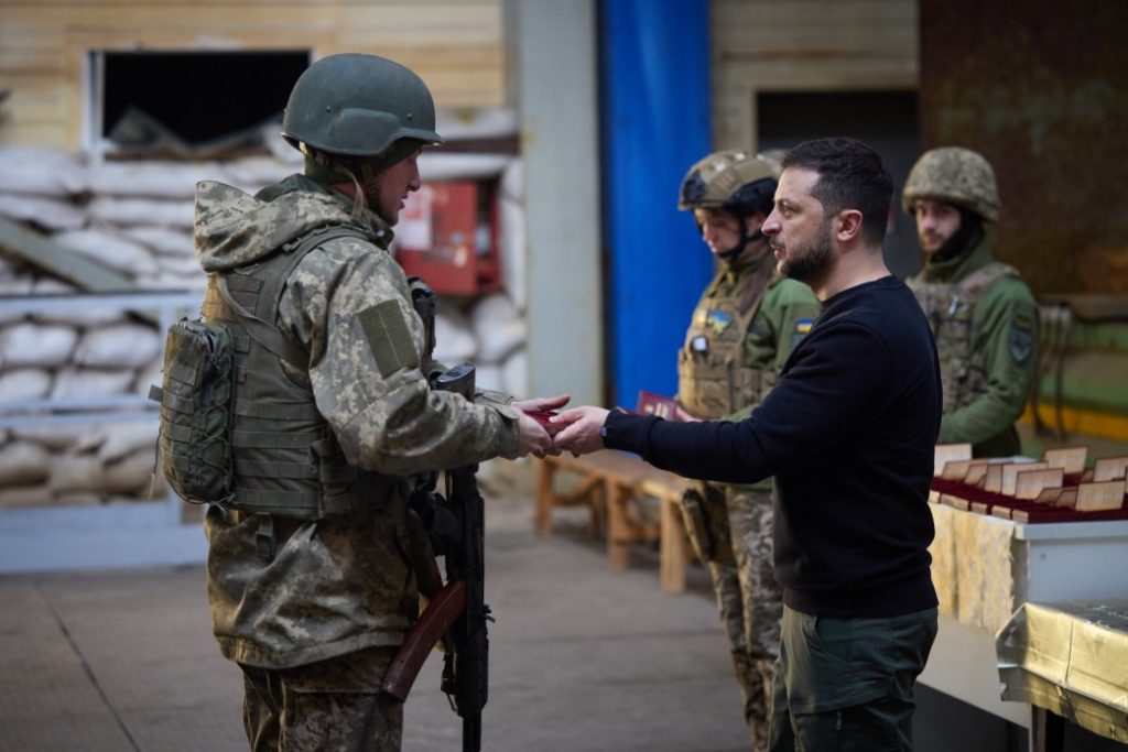 Зеленський відвідав передові позиції українських захисників у Авдіївці (ФОТО, ВІДЕО) 12