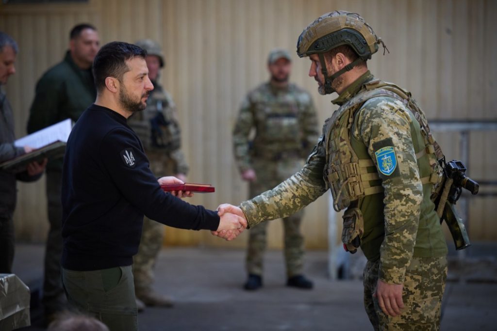 Зеленський відвідав передові позиції українських захисників у Авдіївці (ФОТО, ВІДЕО) 18