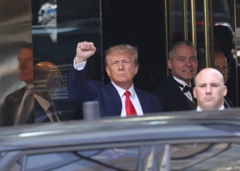 Трамп підписав звинувачення і залишив залу суду