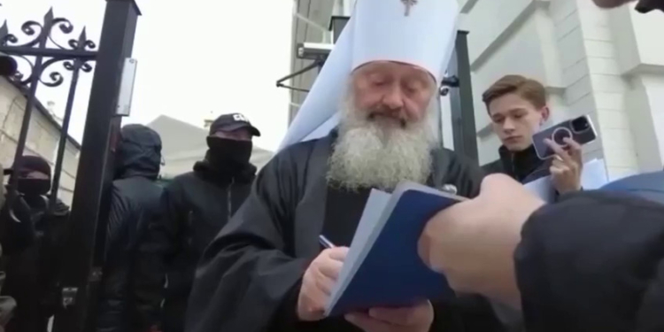 Митрополиту УПЦ МП Павлу Лебедю вручили підозру, в нього обшуки, він вже пожалівся росЗМІ (ВІДЕО)