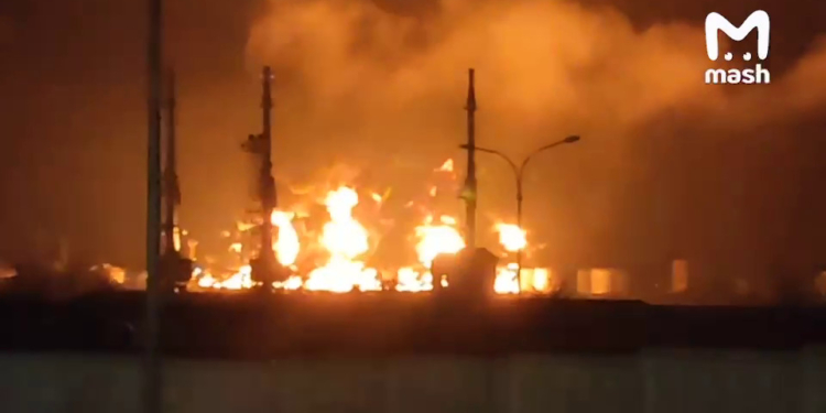 В Севастополі горить нафтобаза – безпілотник долетів (ВІДЕО)
