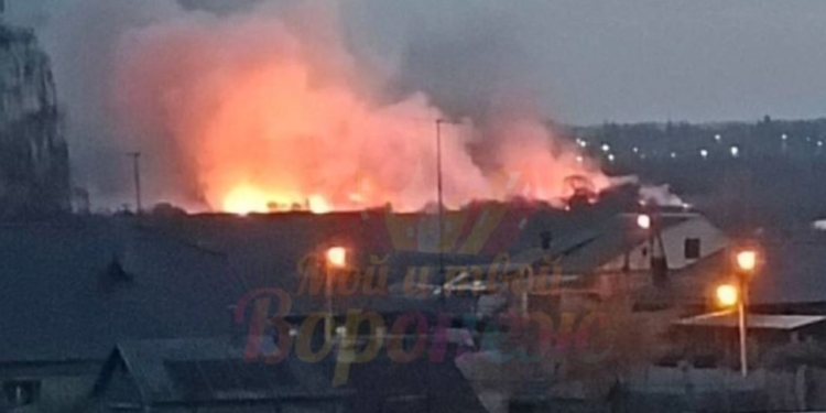 У Воронежі вибух і пожежа біля авіазаводу, але влада стверджує, що “горит сухая трава” (ФОТО)