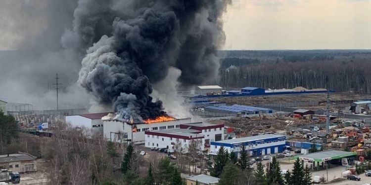У Підмосков’ї горить великий склад із запчастинами, перед пожежею чули вибух (ФОТО, ВІДЕО)