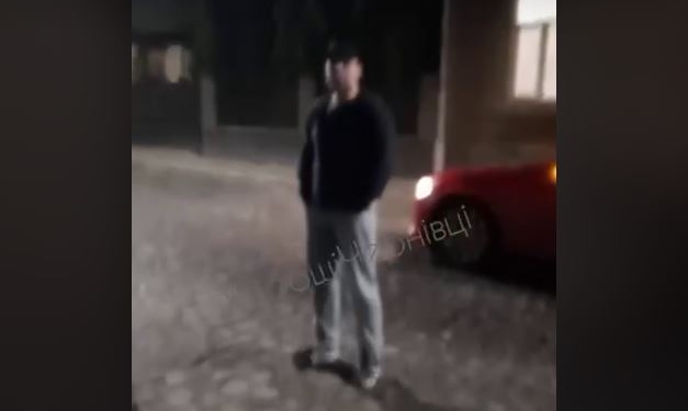 Церковника, якого СБУ застукала з оголеним хористом, побили в Чернівцях (ВІДЕО)