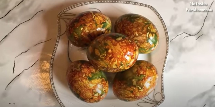 «Мармурові» яйця на Великдень. Ще є час пофарбувати (ВІДЕО)