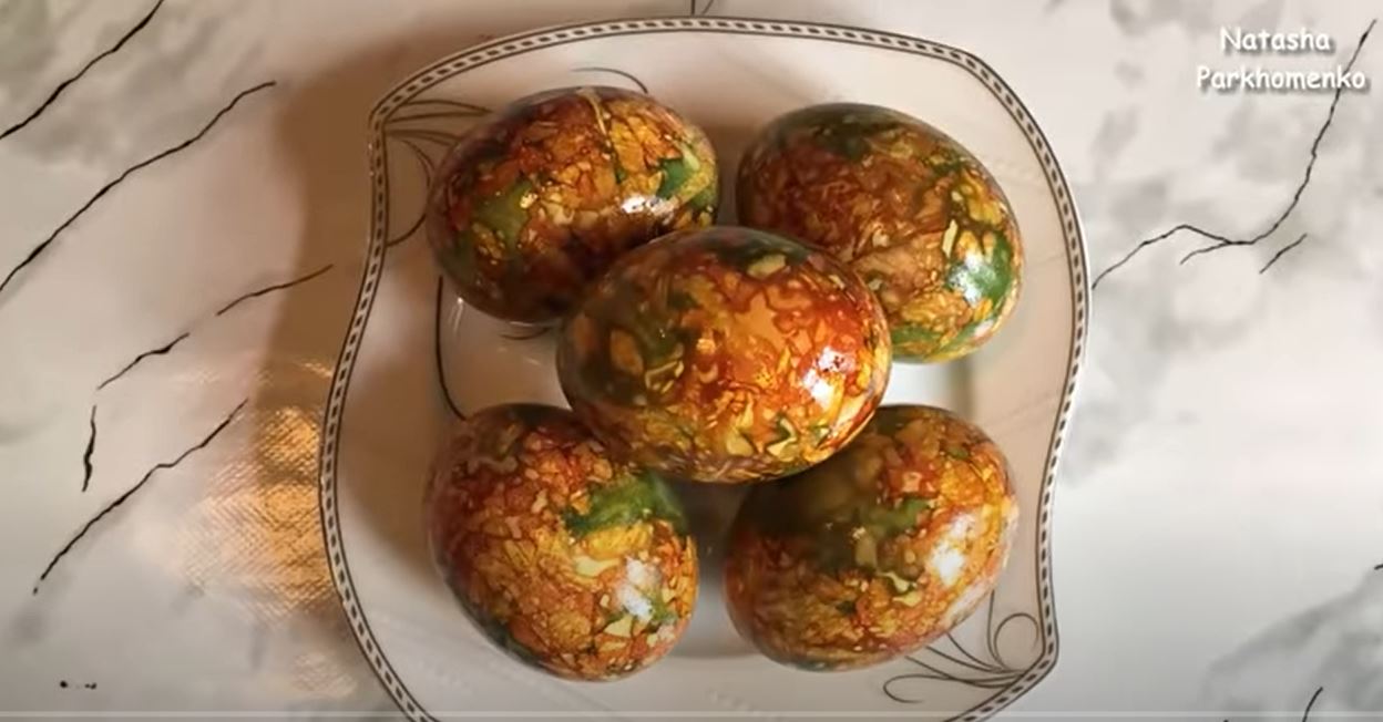 «Мармурові» яйця на Великдень. Ще є час пофарбувати (ВІДЕО)